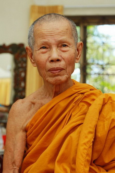 เหรียญไพรีพินาศ หลวงปู่บัว ถามโก จ.ตราด  เนื้อทองแดง No.628 พร้อมกล่องเดิม