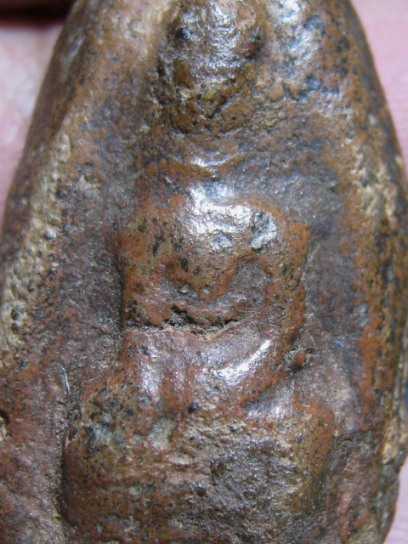 พระสรรค์นั่งไหล่ตรง พิมพ์เล็ก กรุท้ายย่าน เนื้อดิน จ.ชัยนาท มาพร้อมบัตรรับรองความแท้