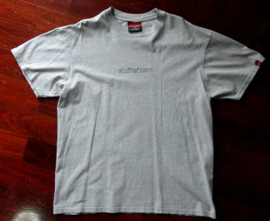 เสื้อยืด QUIKSILVER ของแท้ เบอร์ L ตัวนี้ มีลายหน้า-หลัง และแถบที่แขนเสื้อ