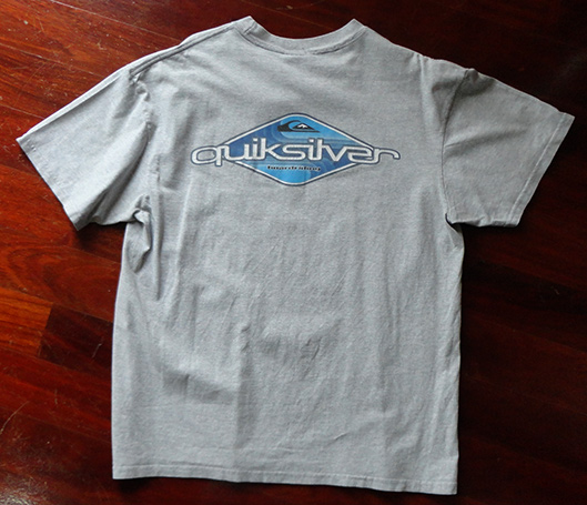 เสื้อยืด QUIKSILVER ของแท้ เบอร์ L ตัวนี้ มีลายหน้า-หลัง และแถบที่แขนเสื้อ