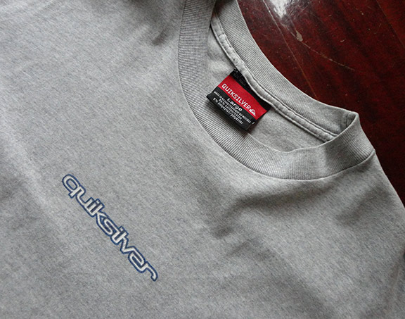 เสื้อยืด QUIKSILVER ของแท้ เบอร์ L ตัวนี้ มีลายหน้า-หลัง และแถบที่แขนเสื้อ