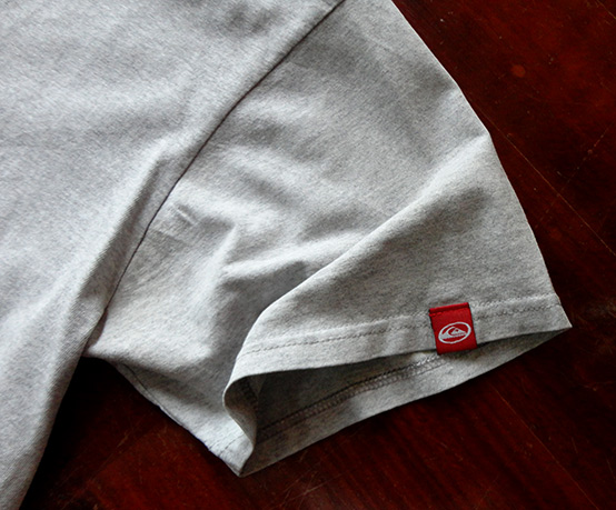 เสื้อยืด QUIKSILVER ของแท้ เบอร์ L ตัวนี้ มีลายหน้า-หลัง และแถบที่แขนเสื้อ