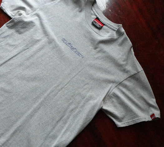 เสื้อยืด QUIKSILVER ของแท้ เบอร์ L ตัวนี้ มีลายหน้า-หลัง และแถบที่แขนเสื้อ