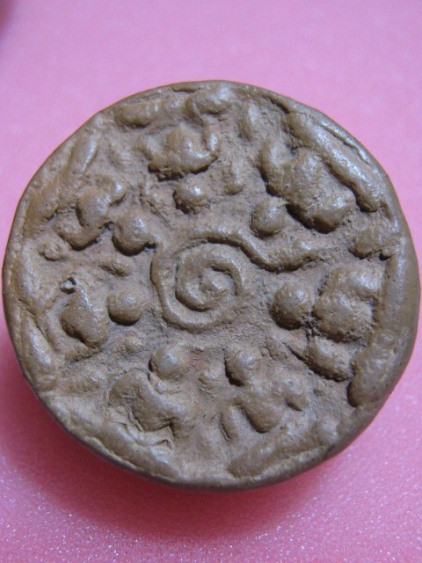 พระงบน้ำอ้อย เนื้อดิน พิมพ์อุกลาง กรุหนองแซง จ.สระบุรี สภาพพอใช้