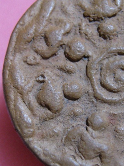 พระงบน้ำอ้อย เนื้อดิน พิมพ์อุกลาง กรุหนองแซง จ.สระบุรี สภาพพอใช้