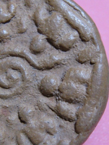 พระงบน้ำอ้อย เนื้อดิน พิมพ์อุกลาง กรุหนองแซง จ.สระบุรี สภาพพอใช้