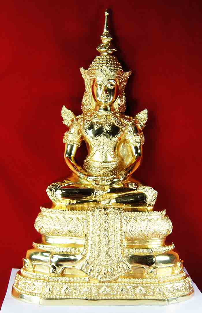 พระแก้วมรกต ทรงเครื่องฤดูร้อน เนื้อทองเหลืองขัดมัน ขนาดตั้งบูชาองค์ใหญ่ หน้าตัก 7 นิ้ว นิ้ว ฐานกว้าง