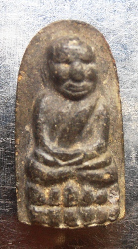 หลวงปู่ทวด หลวงปู่หมุน เนื้อดำ สวยๆครับ