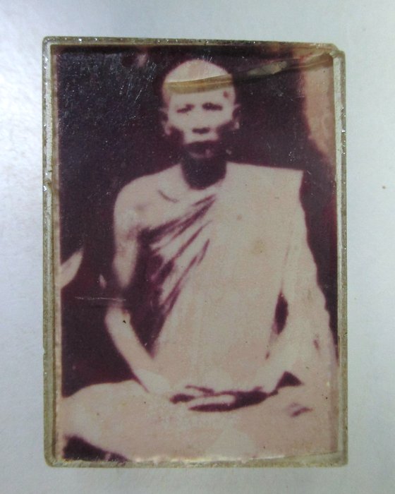 ๒๐ รูปกรอบกระจกพระเกจิ จารหลัง