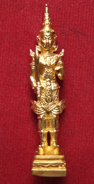 รูปหล่อพระสยามเทวาธิราช ล.ป.บัว อาจารย์แดง วัดไร่ปัตตานี้ มังคลาภิเษก ปี 2556 เนื้อโลหะชุบทอง สูง 4 