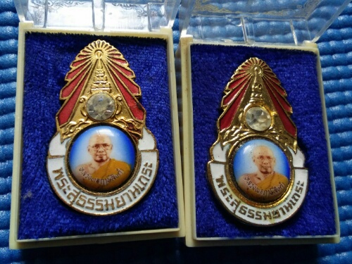 เคาะเดียวล็อคเก็ตมงกุฎเพชร กล่องเดิม หลวงพ่อฤาษีลิงดำ. พระสุธรรม.ปี28. สององค์ครับ