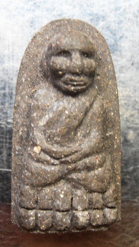 หลวงปู่ทวดหลวงปู่หมุนเนื้อเทาแข้งขีดสวยๆครับ