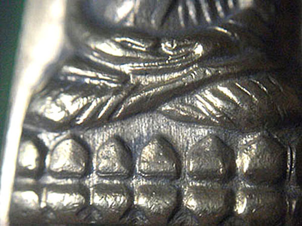 เหรียญเตารีดหลังหนังสือใหญ่ บล็อคคางชีดหลังเสาอากาศ ปี05 กะไหล่ทองเต็มเดิม