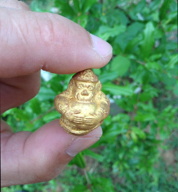 ลูกอมผงหนุมาน รุ่น 9 อริยะ 5 แผ่นดิน โดย หลวงปู่หมุน ฐิตสีโล ปลุกเสก ปี 2544