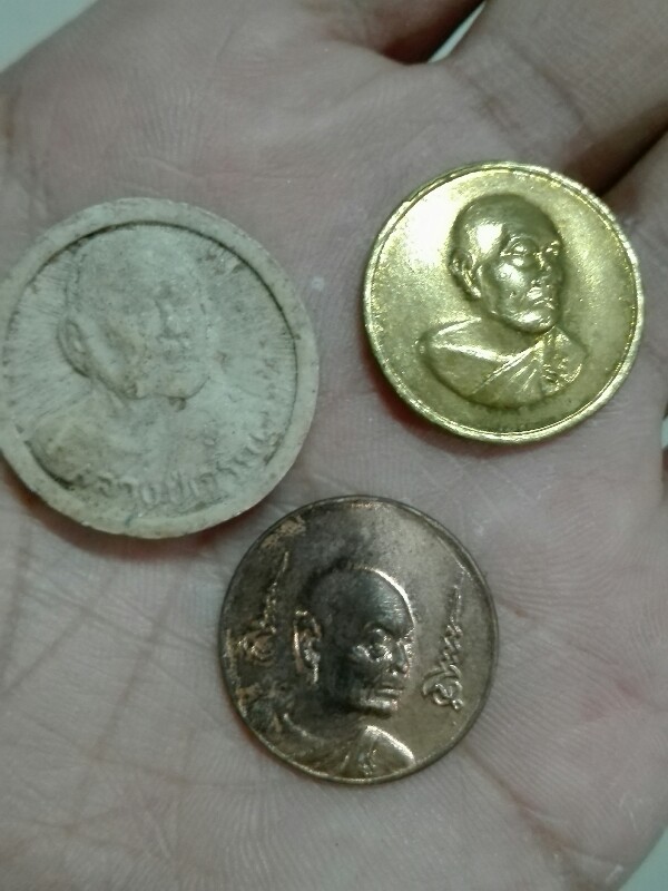 พระเนื้อผง+เหรียญหลวงพ่อเจริญครับ