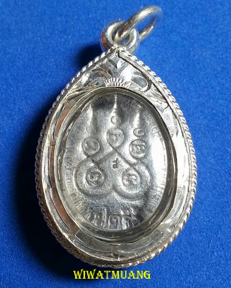 เหรียญรูปไข่หลวงพ่อโสธร วัดโสธรวรารามวรวิหาร แปดริ้ว เนื้อเงินลงถม หลังตอกโค๊ต ส พร้อมเลี่ยมเงิน