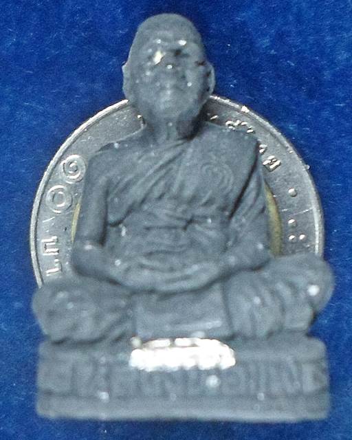 วัดพิกุลทอง สิงห์บุรี รูปเหมือนลอยองค์จัมโบ้  หลวงพ่อแพ  ฝังตะกรุด เนื้อผง  รุ่นแซยิด 93 ปี 39