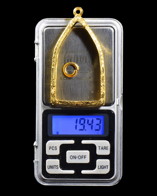 พระธาตุขามแก่นรุ่นแรก วัดเจติยภูมิ อ.น้ำพอง จ.ขอนแก่น พิมพ์ห้าเหลี่ยมใหญ่+ตลับทองคำ19.43กรัมครับ