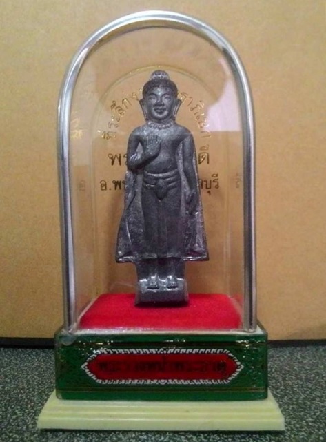 พระร่วงหน้าพระธาตุ พนัสนิคม ปี2517 หลวงปู่ทิมเสก ครอบพลาสติกตั้งหน้ารถ