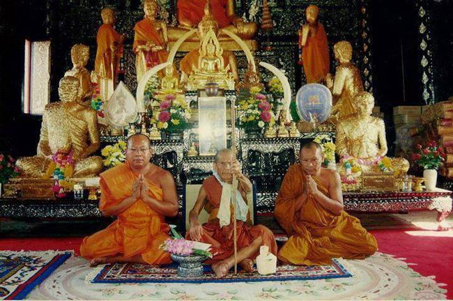 พระผงรูปเหมือนนั่งตั่งรุ่นแรก หลวงปู่หมุน ฐิตสีโล ผสมเกศา จีวร ชานหมาก เนื้อเข้มๆ ปี 2542 (18)