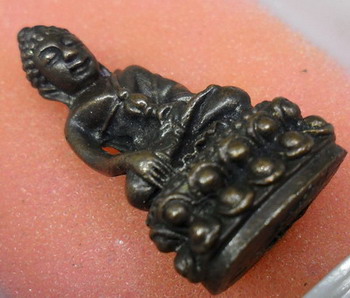 พระกริ่งชินบัญชรน้อย เนื้อโลหะผสมชนวนชินบัญชร อุดผงพรายกุมารผสมสีผึ้งหลวงปู่ทิม ปี ๒๕๔๔ หลวงพ่อสาคร 