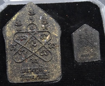 หลวงปู่ทิมผงพลายกุมารใหญ่+เล็ก รุ่นละสังขาร 40 ปี 1 พค2558 เนื้อดำ อาถรรพณ์นิลมณี