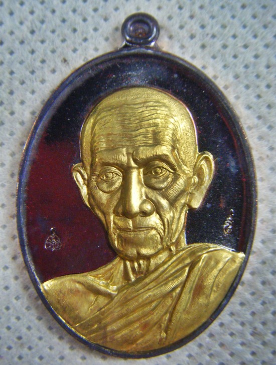 หลวงพ่อรวย วัดตะโก เหรียญเนื้อทองแดงรมดำหน้ากากทองทิพย์หลังตะกรุดทองรุ่นรวยคูณทองพร้อมกล่องครับ(1)