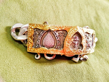 เลสหลวงพ่อรวย รุ่นเลื่อนสมณศักดิ์ ปี59 รุ่น ยอดนิยม พร้อมเลี่ยมทอง