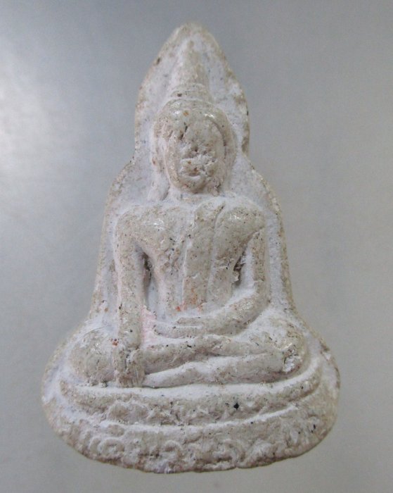 ๒๐ พระพุทธ เนื้อผงหลังเจดีย์