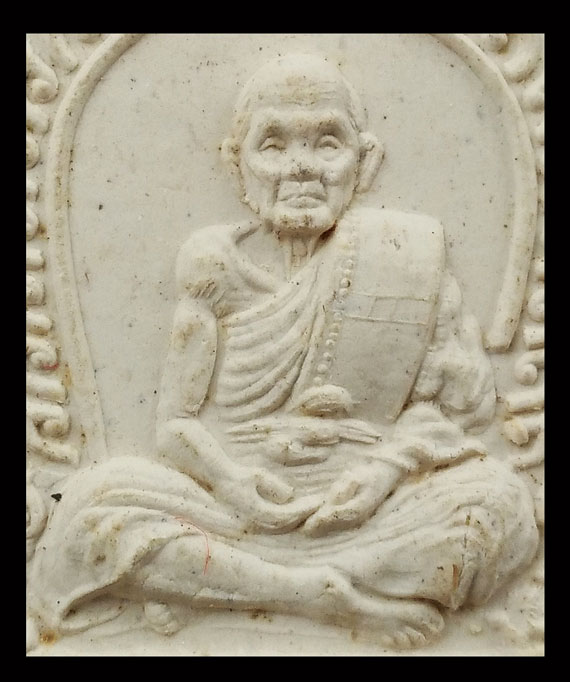 พระผงรูปเหมือนพิมพ์นั่งซุ้มพญานาคหลวงปู่หมุน วัดบ้านจาน  หลังยันต์นะมหาละลวย ปี43