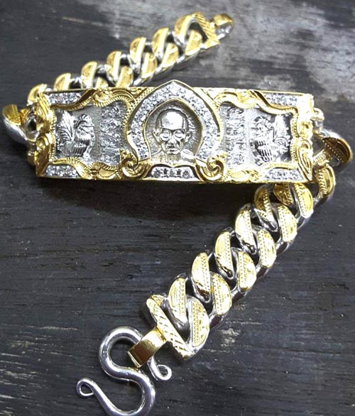 เลสหลวงพ่อรวย วัดตะโก รุ่น ไตรมาส59 รวยรวยรวย หนัก 4 บาท No.๔๒๗๒ ป้ายแดง เลี่ยมทองคำแท้ทั้งตัวและสาย