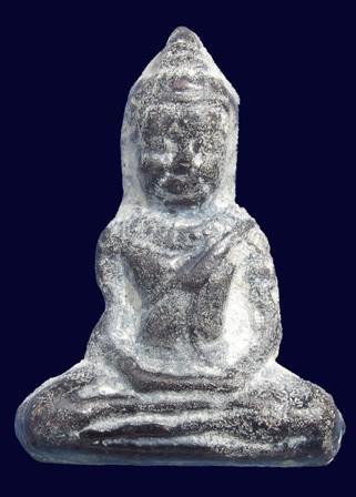 พระร่วงนั่ง กรุม่วงค่อม เนื้อชินตะกั่วสนิมแดง  เลี่ยมตลับเงินเก่าประดับพลอย มีใบประกาศพระแท้