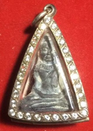 พระร่วงนั่ง กรุม่วงค่อม เนื้อชินตะกั่วสนิมแดง  เลี่ยมตลับเงินเก่าประดับพลอย มีใบประกาศพระแท้