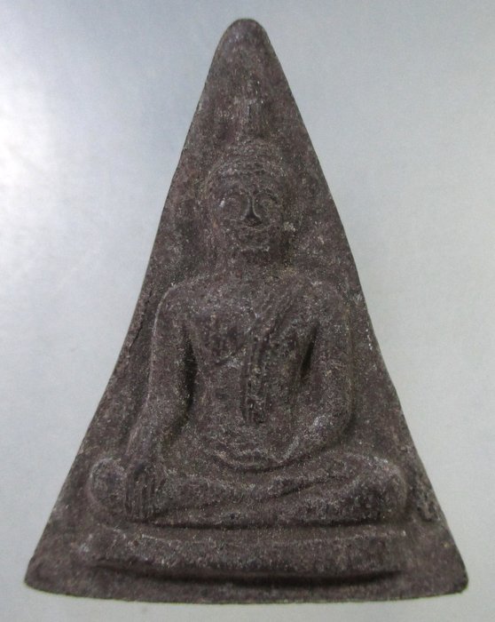 ๒๐ พระพิมพ์นางพญาผสมแร่เหล็กน้ำพี้