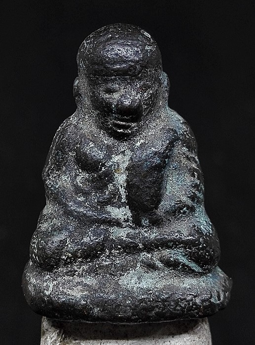 รูปหล่อหลวงพ่อเงิน รุ่นปืนแตก ปี2528 เนื้อโลหะผสมแก่เนื้อพระบูชาเก่า ดูเข้มขลังสุดๆ ครับ