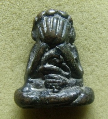 **วัดใจ**พระปิดตาลอยองค์ เนื้อทองแดงอาบเมฆพัตร เก่าๆ สวย ไม่ทราบที่**เชิญชมครับ