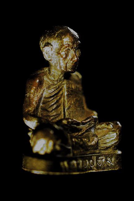 รูปหล่อหลวงปู่ทิมโสฬส พิมพ์เล็กจิ๋ว เนื้อนวะ สร้างปี 2533 ชนวนพระกริ่งชินบัญชรเพียบ