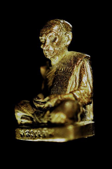 รูปหล่อหลวงปู่ทิมโสฬส พิมพ์เล็กจิ๋ว เนื้อนวะ สร้างปี 2533 ชนวนพระกริ่งชินบัญชรเพียบ