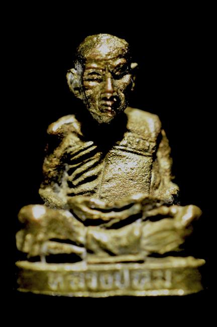 รูปหล่อหลวงปู่ทิมโสฬส พิมพ์เล็กจิ๋ว เนื้อนวะ สร้างปี 2533 ชนวนพระกริ่งชินบัญชรเพียบ