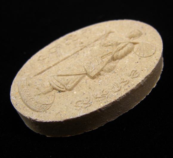  พระสิวลีหลังพระแม่ธรณีบีบมวยผมเนื้อขาว (พิมพ์ใหญ่) หลวงปู่หมุน ฐิตสีโล 2542 #4