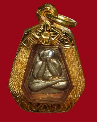 พระปิดตาสาริกา รุ่น 1 หลวงพ่อสิน วัดละหารใหญ่ เลี่ยมทอง