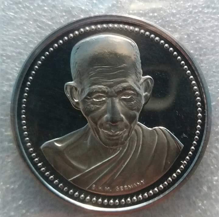 หลวงพ่อเกษม เนื้อเงินสงยๆครับเลข0800