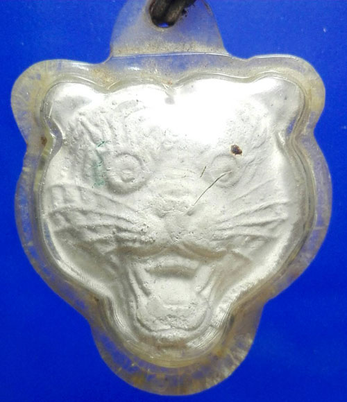 เคาะเดียว ผงหน้าเสือหลวงพ่อเปิ่น วัดบางพระ พร้อมเลี่ยมใช้