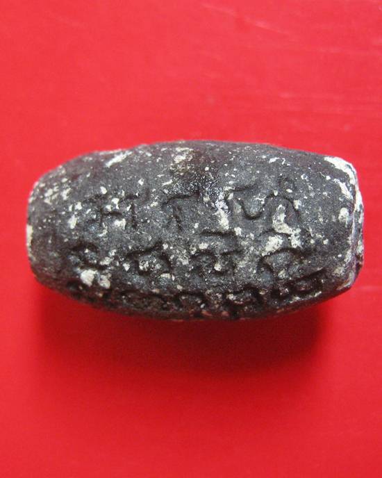 ลูกสะกดราหูผงกระลาตาเดียว หลวงพ่อเกษม เขมโก รุ่นสุริยุปราคา ตรุดเงิน ปี 38 พร้อมกล่องเดิม 