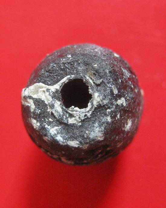 ลูกสะกดราหูผงกระลาตาเดียว หลวงพ่อเกษม เขมโก รุ่นสุริยุปราคา ตรุดเงิน ปี 38 พร้อมกล่องเดิม 