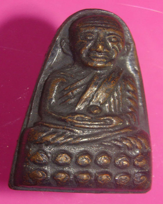 หลวงปู่ทวดวัดช้างให้หลังหนังสือปี 08 มีลูกแก้วเนื้อทองแดงรมดำมีคราบปรอท