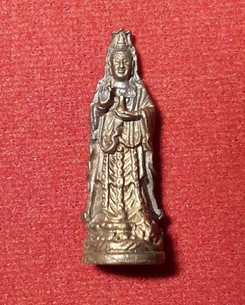 แม่กวนอิม หลวงพ่อเปิ่น วัดบางพระ จารใต้ฐาน ปี35 เนื้อนวะโลหะ...เคาะเดียวแดง...