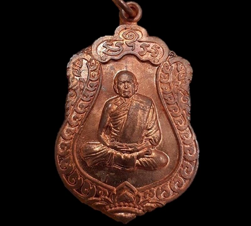 เหรียญนั่งเสมา  หลวงปู่ทิม วัดละหารไร่ ระยอง(โค๊ด ท. ) ปี 55 เนื้อทองแดงผิวไฟสวยๆ