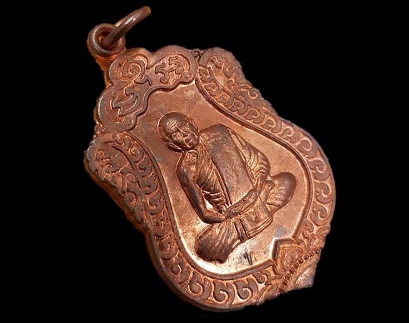 เหรียญนั่งเสมา  หลวงปู่ทิม วัดละหารไร่ ระยอง(โค๊ด ท. ) ปี 55 เนื้อทองแดงผิวไฟสวยๆ