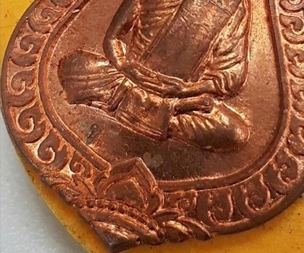 เหรียญนั่งเสมา  หลวงปู่ทิม วัดละหารไร่ ระยอง(โค๊ด ท. ) ปี 55 เนื้อทองแดงผิวไฟสวยๆ